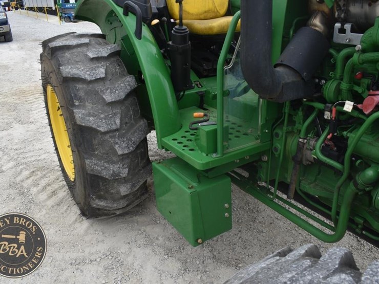 2021-john-deere-5045e-image-16
