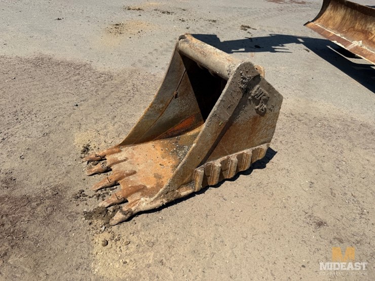 2011-deere-75d-image-28