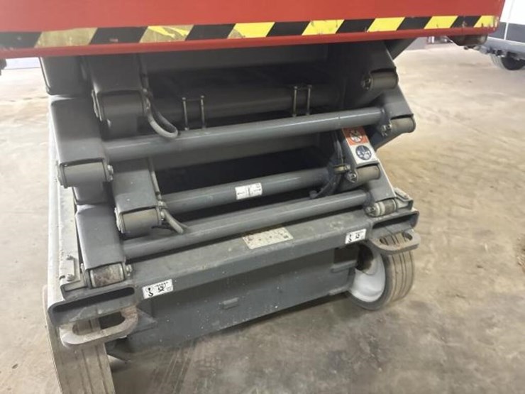 2020-skyjack-scissor-lift-image-12