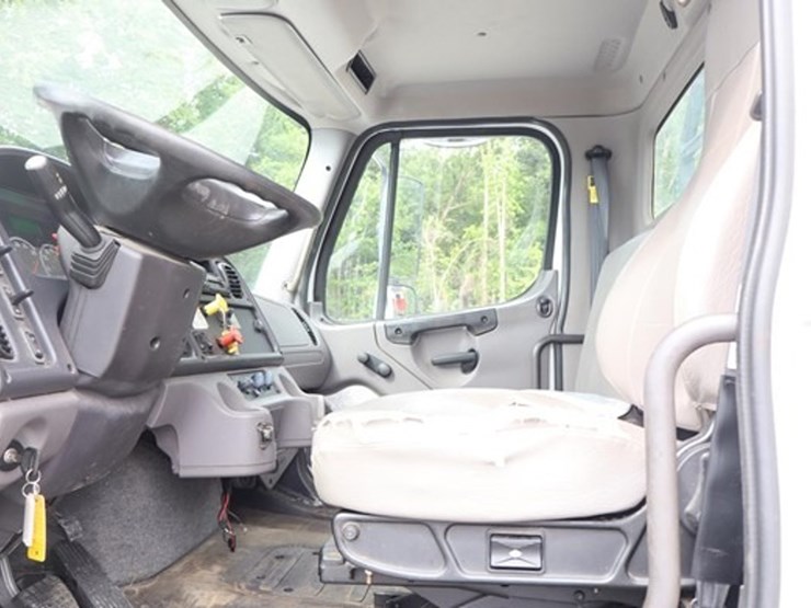 #443-•-2016-freightliner-m2-grapple-truck-image-31