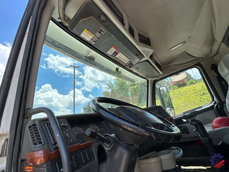 2011-volvo-vnl64t-day-cab-t/a-truck-tractor-image-68