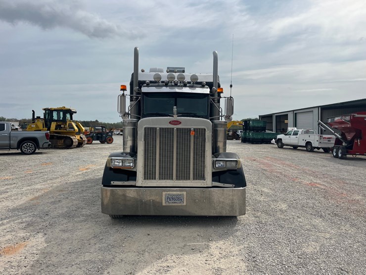 2002-peterbilt-379-image-3