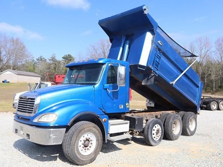 2013-freightliner-columbia-120-image-1