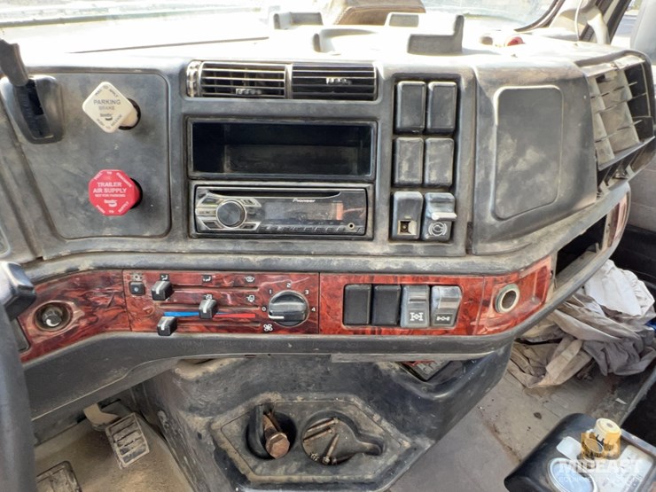 2002-volvo-vhd64b200-image-21