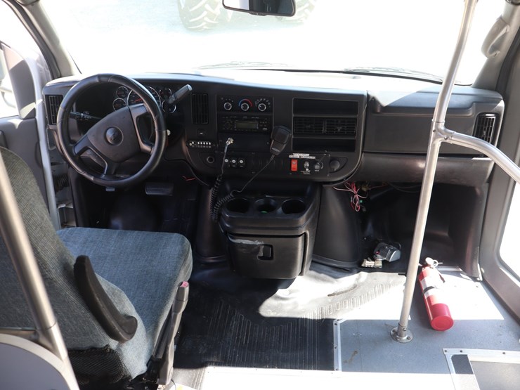 #309-•-15-passenger-church-van-image-18