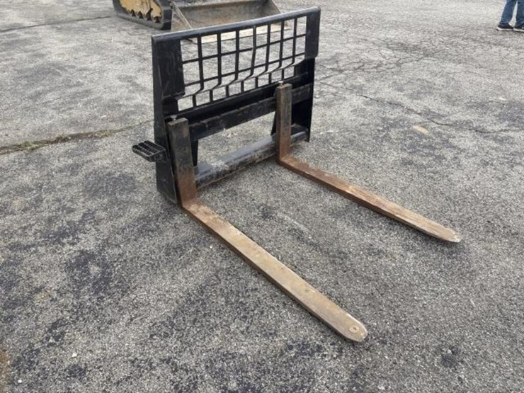 cat-skid-steer-fork-attachment-image-4