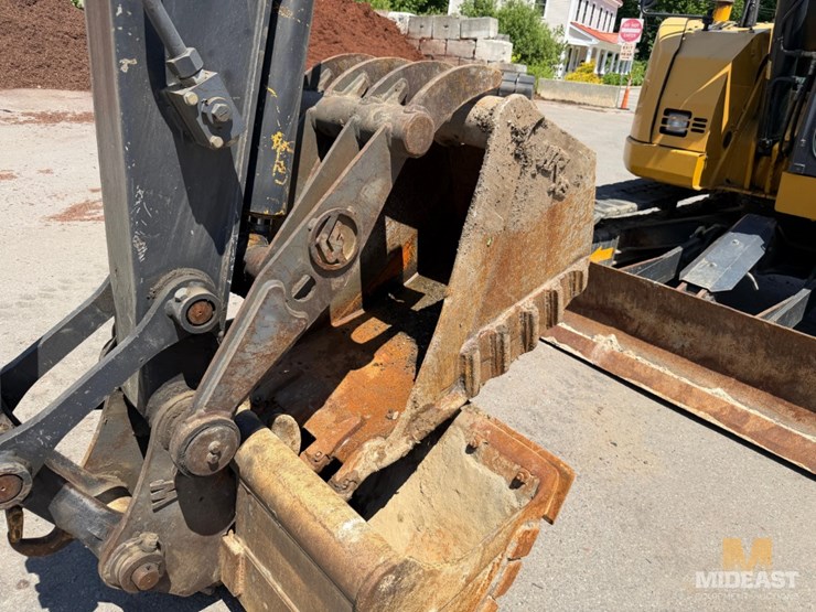 2011-deere-75d-image-12