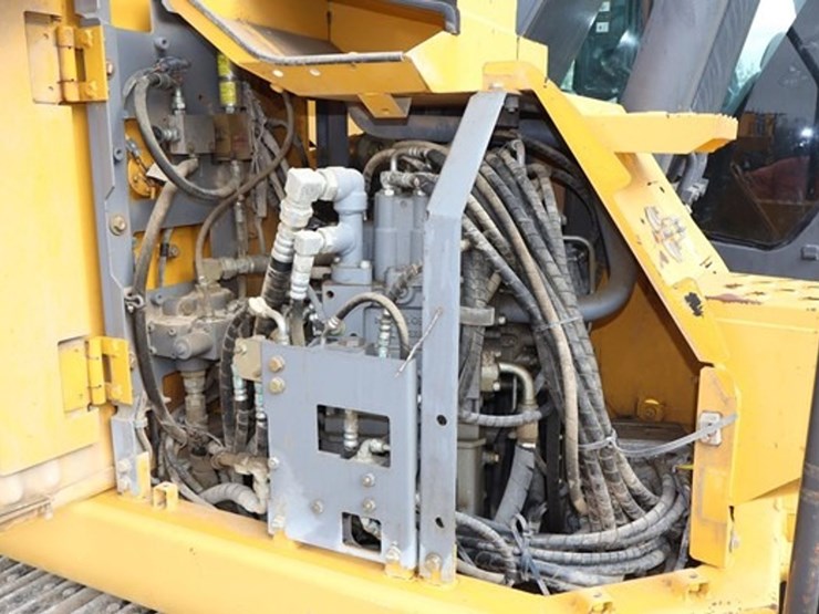 2016-deere-135g-image-24
