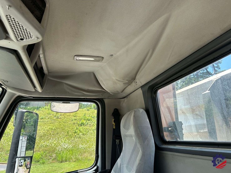 2011-volvo-vnl64t-day-cab-t/a-truck-tractor-image-74