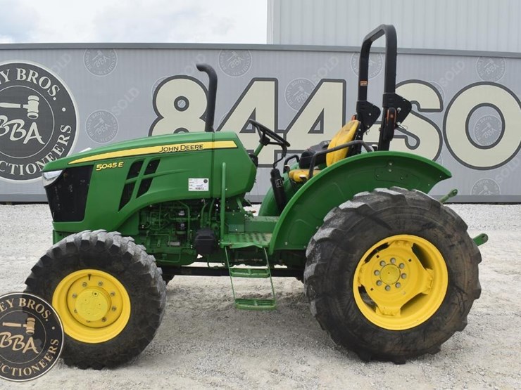 2021-john-deere-5045e-image-2
