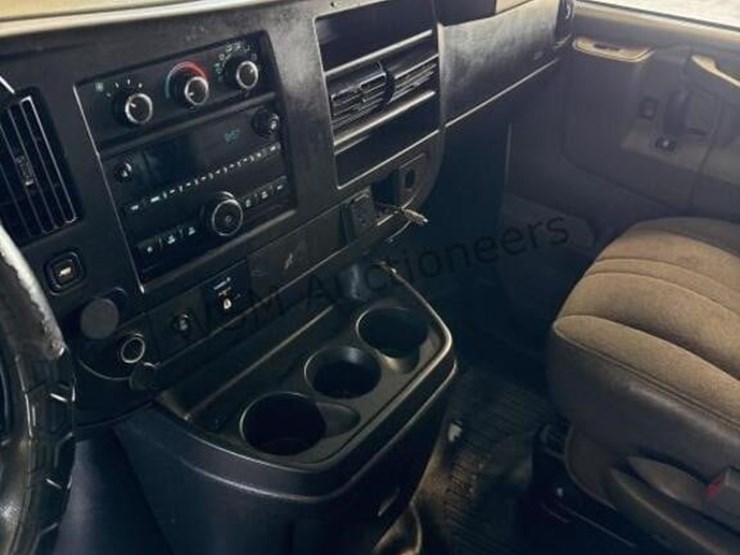 2016-chevrolet-express-2500-image-24