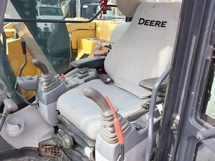 2016-deere-135g-image-38