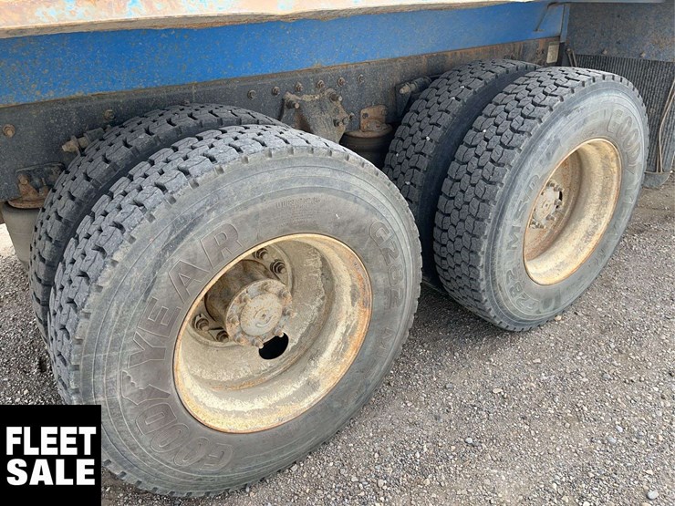2008-freightliner-m2-106-image-11