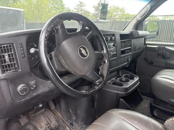 2010-chevrolet-express-g2500-image-21