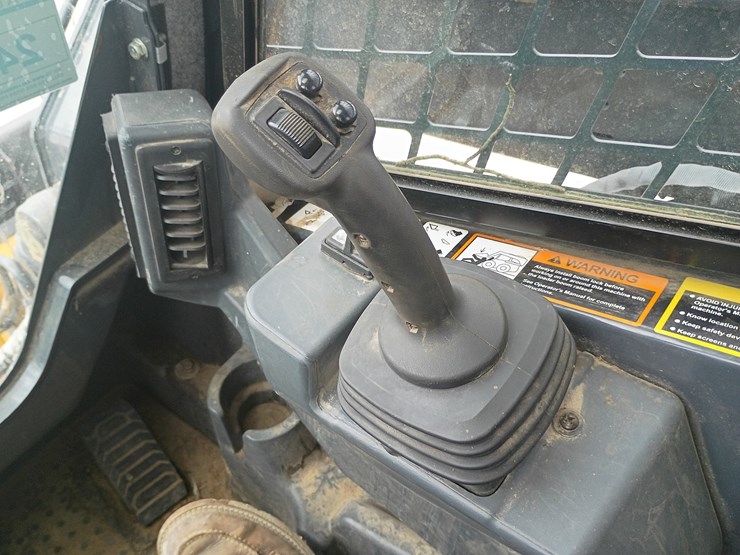 2022-deere-330g-image-34
