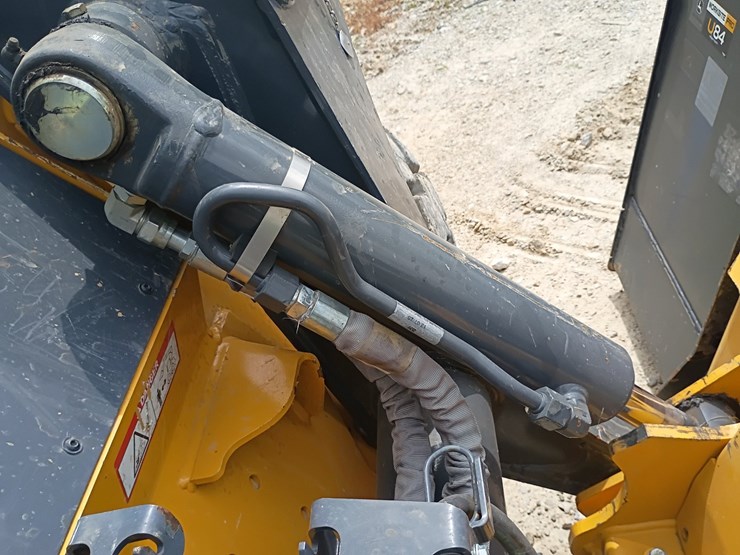 2022-deere-330g-image-55