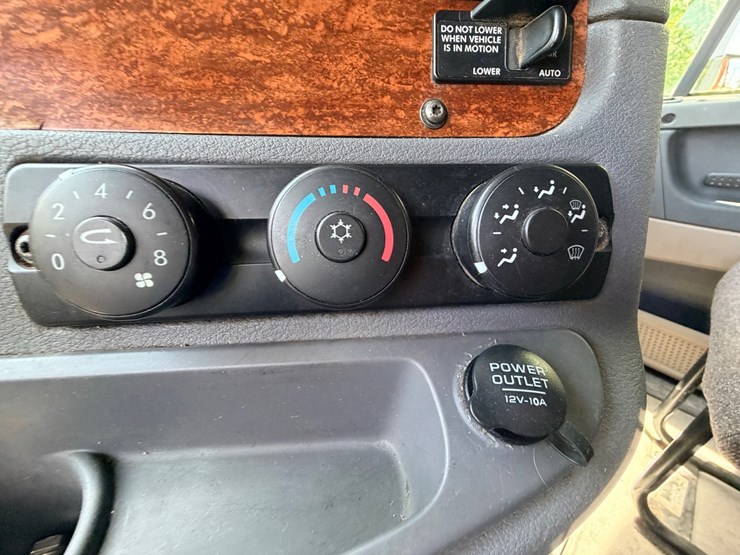 2012-freightliner-cascadia-125-image-71