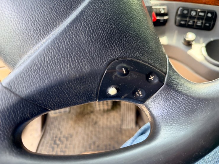 2012-freightliner-cascadia-125-image-78