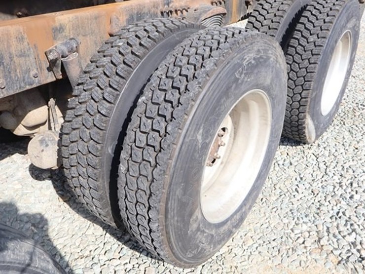 2013-freightliner-columbia-120-image-11