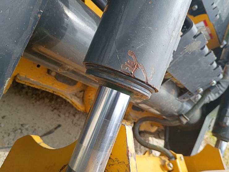 2022-deere-330g-image-54