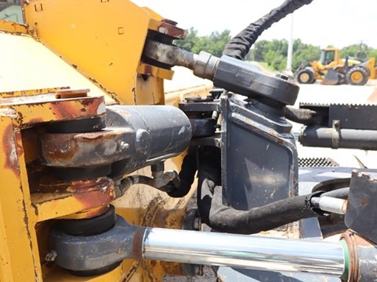 2019-deere-650k-lgp-image-27