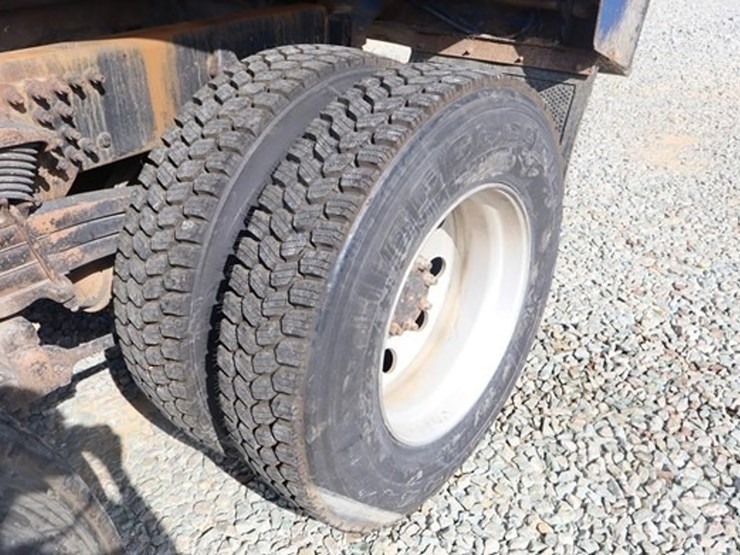 2013-freightliner-columbia-120-image-12