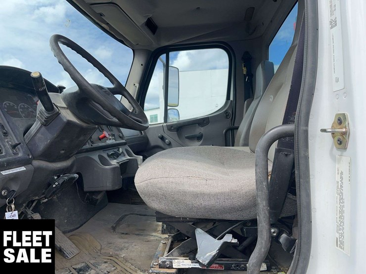 2008-freightliner-m2-106-image-13