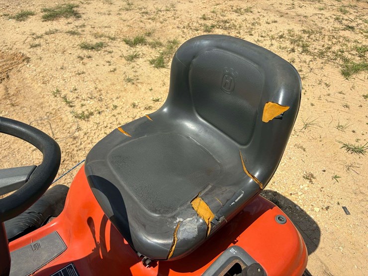 husqvarna-yth22v-46"-cut-riding-mower-image-7