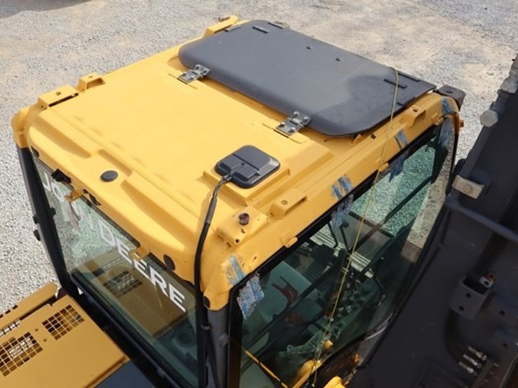 2016-deere-135g-image-31