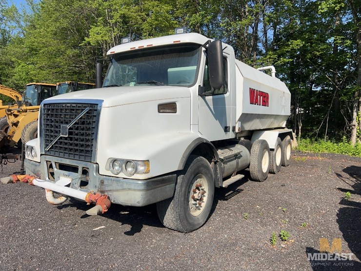 2002-volvo-vhd64b200-image-1