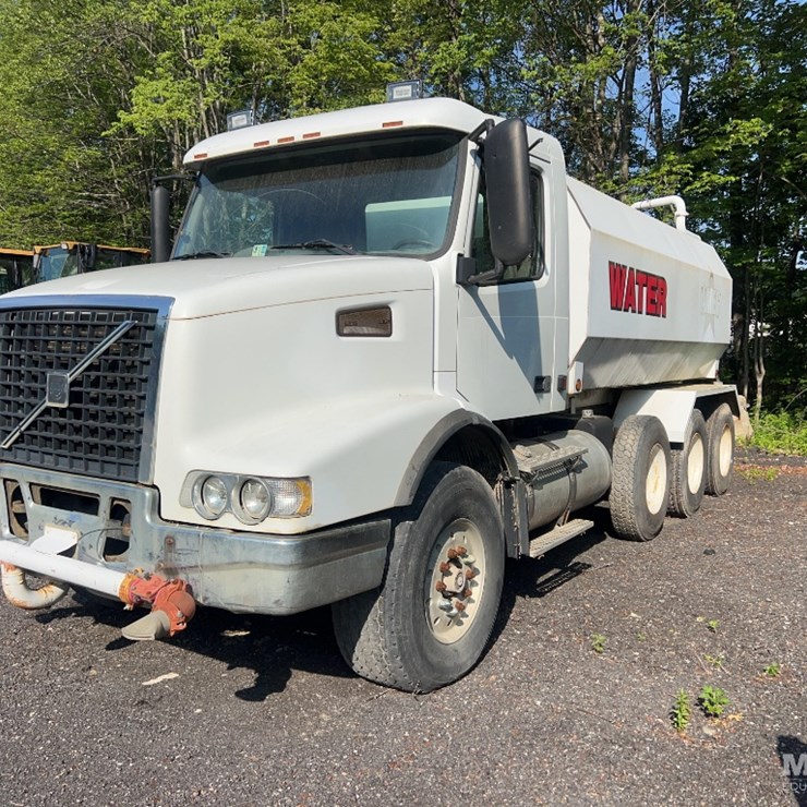 2002 VOLVO VHD64B200