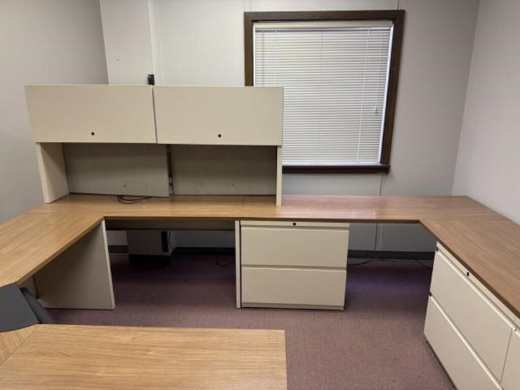 metal-executive-u--shape-desk,-overhead-hutch-a-image-3