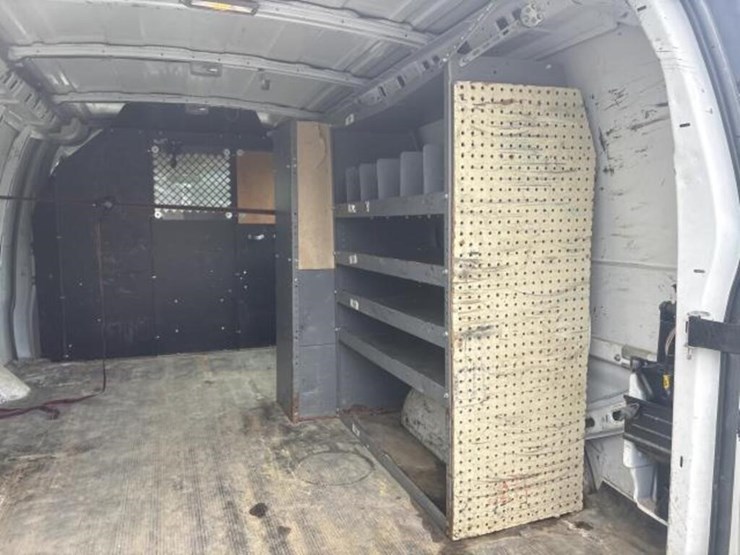 2010-chevrolet-express-g2500-image-14