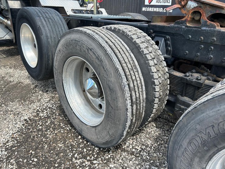 1984-peterbilt-359-image-19