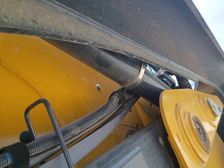 2022-deere-330g-image-57