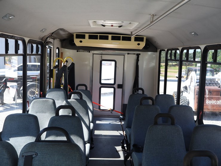 #309-•-15-passenger-church-van-image-17