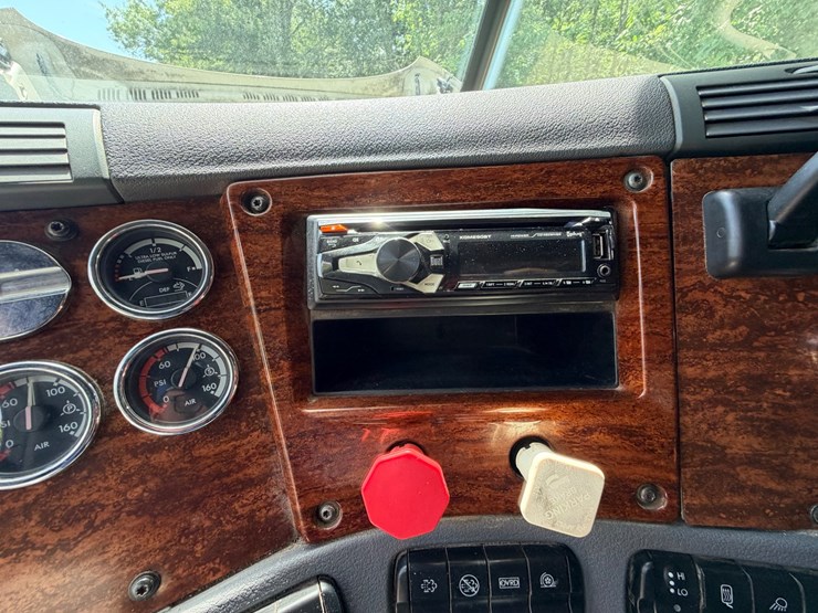 2012-freightliner-cascadia-125-image-68