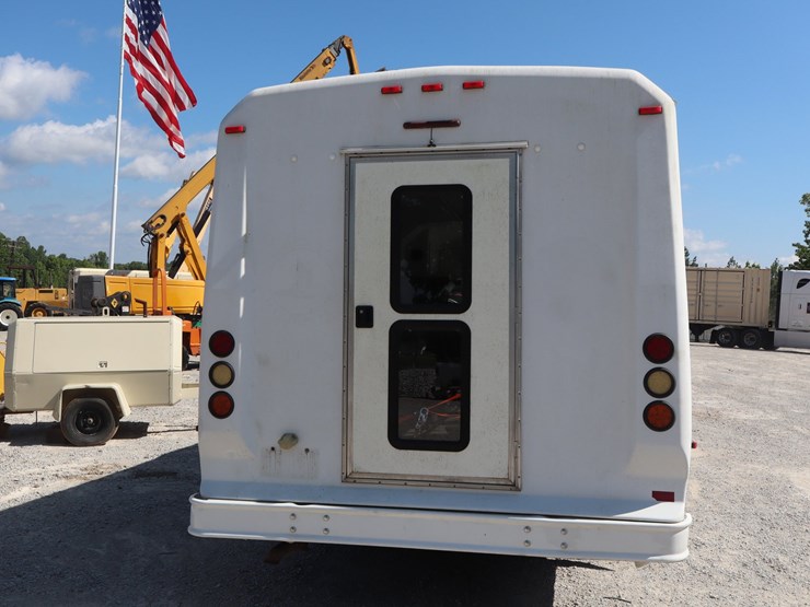 #309-•-15-passenger-church-van-image-6