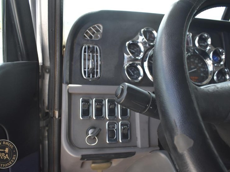2012-peterbilt-386-image-45