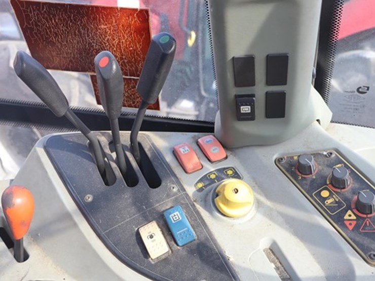 2005-massey-ferguson-5460-image-15