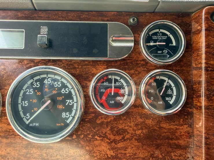 2012-freightliner-cascadia-125-image-76