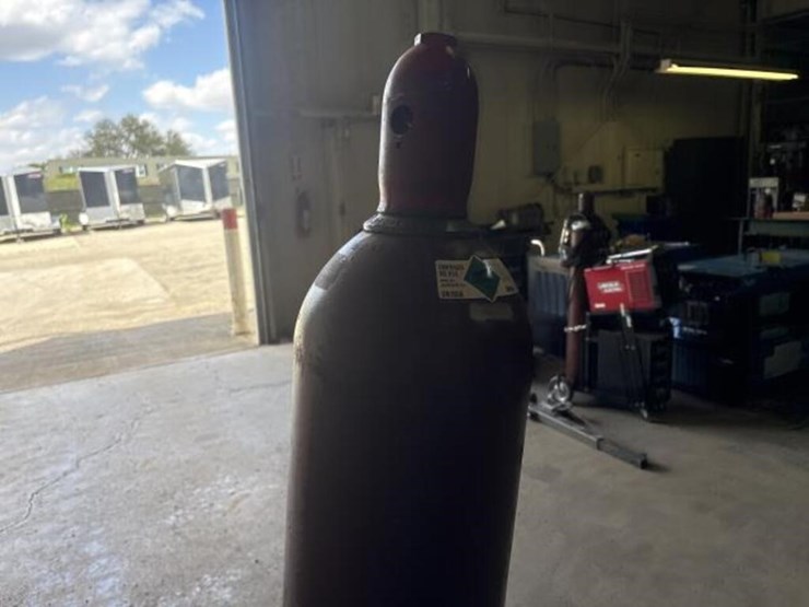 hobart-ironman-210-welder-with-tank-image-7