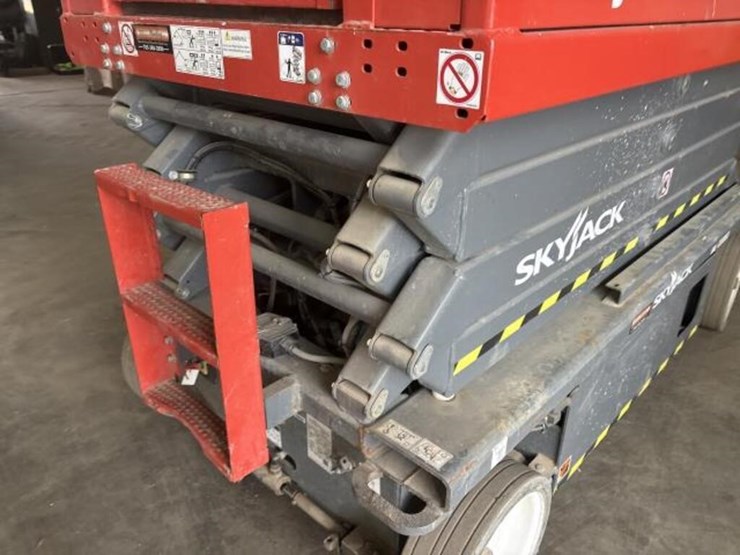 2020-skyjack-scissor-lift-image-10