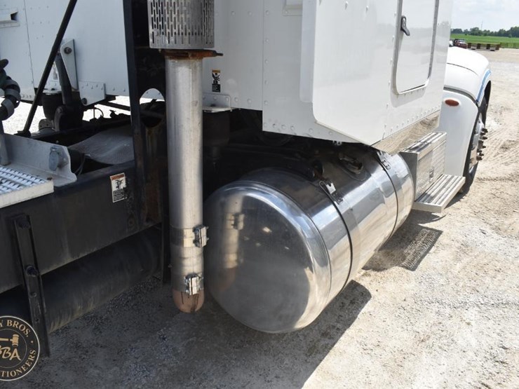 2012-peterbilt-386-image-22