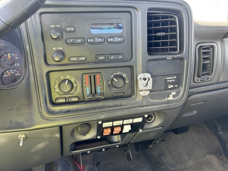 2006-chevrolet-silverado-3500-image-27