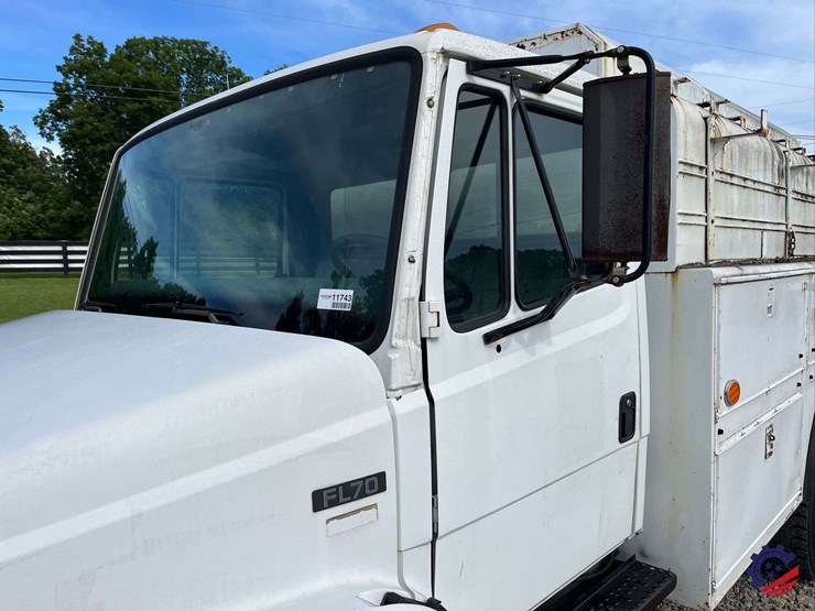 2003-freightliner-fl70-image-16