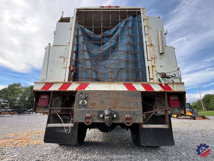 2003-freightliner-fl70-image-30