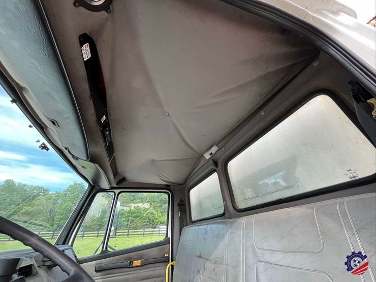 2003-freightliner-fl70-image-61