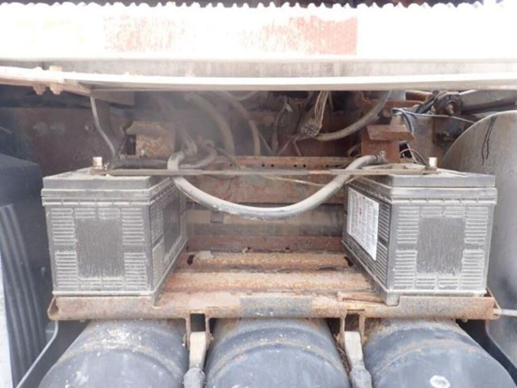 2005-volvo-vn-image-58