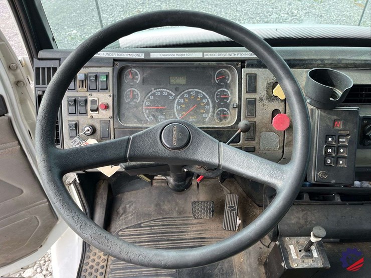 2003-freightliner-fl70-image-68